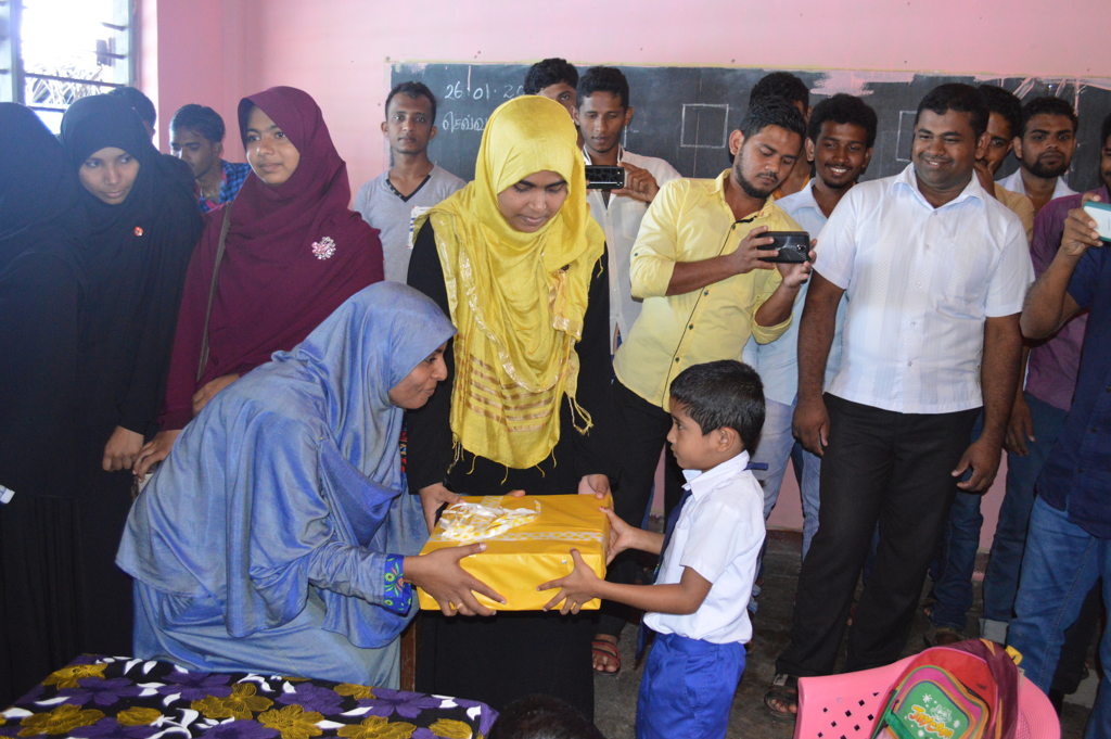 SEUSL Students extend a helping hand to Oluvil AL-Mina Vidyalaya