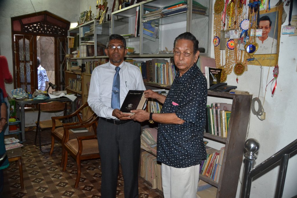 A veteran Poet and writer donates his collections to SEUSL Libraray